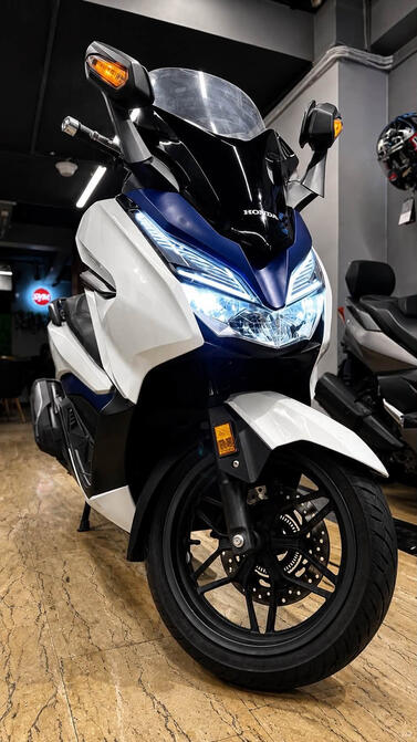 🔥 Honda Forza 250 – Model 2021 🔥 وارد اليابان 📍 ماشية 16,000 KM فقط ⚡ 250cc Engine ✨ Electric Windscreen 🔥 Heated Grips 🔑 Smart Key